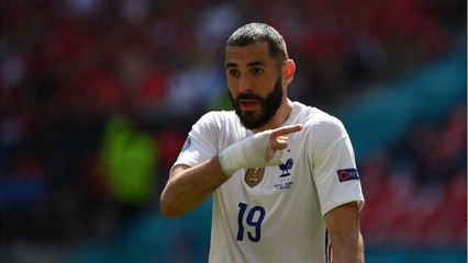 GALA VIDÉO - Karim Benzema : pourquoi porte-t-il toujours un bandage à la main droite ?