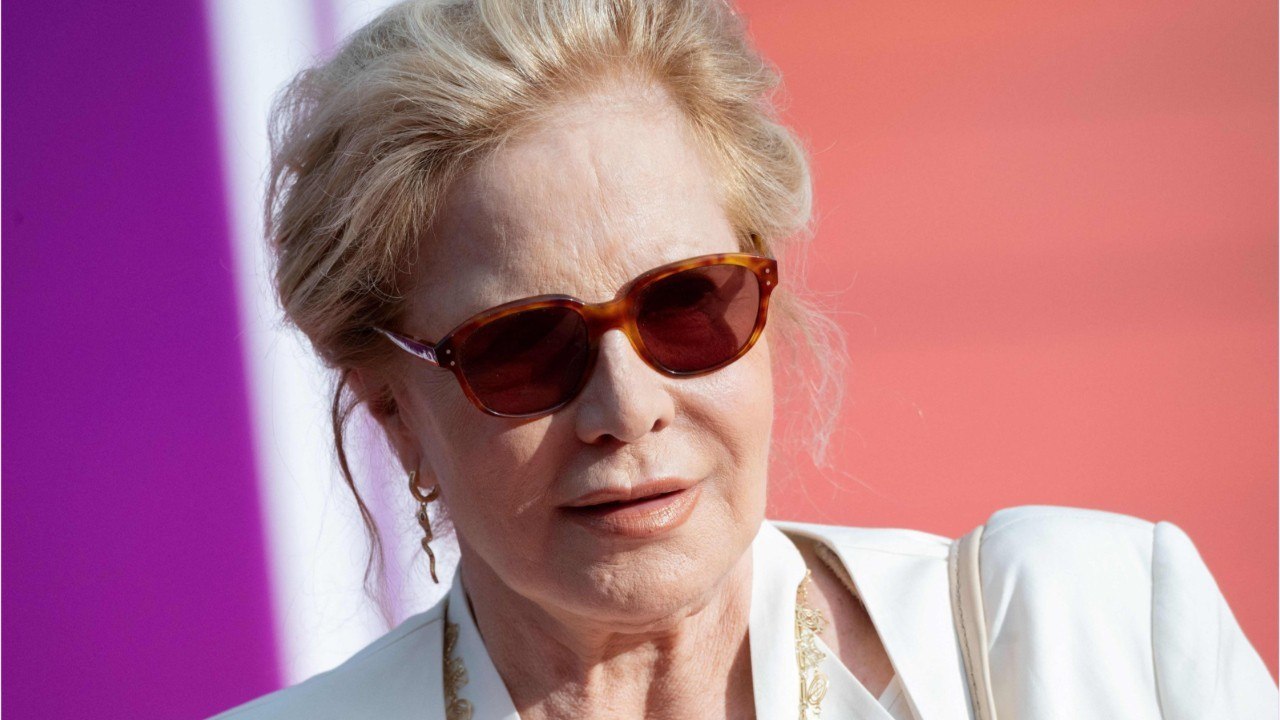 GALA VIDEO - « Des filles dans notre lit qui l'attendaient " : Sylvie Vartan cash sur les folles nuits de Johnny Hallyday