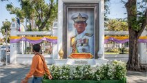 GALA VIDÉO - Le roi de Thaïlande nu au milieu de ses gardes du corps : gêne de ses voisins allemands