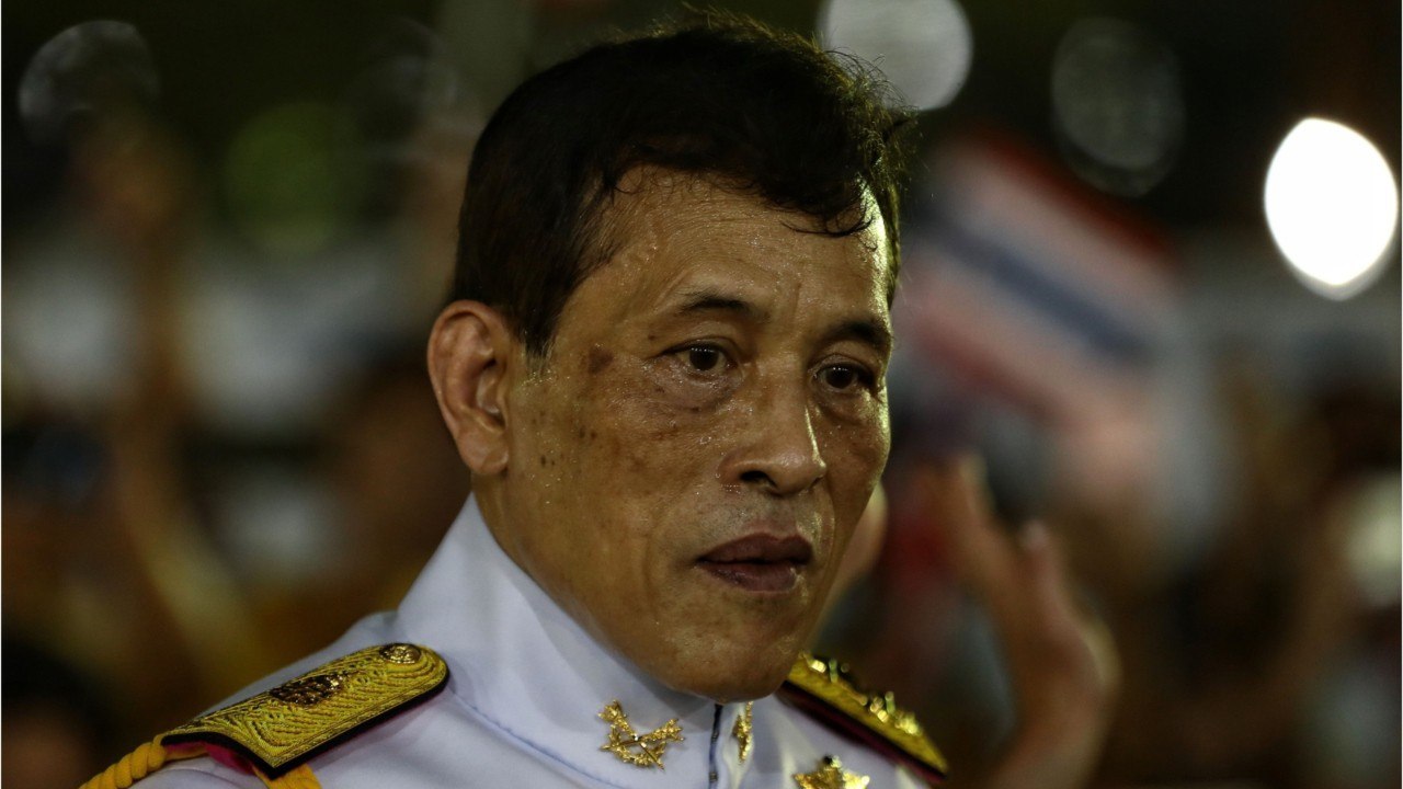 GALA VIDEO - Le roi de Thaïlande en soins intensifs : les folles rumeurs sur ce dont il souffre