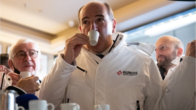 GALA VIDEO - Tête de veau, huîtres, vin rouge… Jean Castex célèbre « la vraie vie !