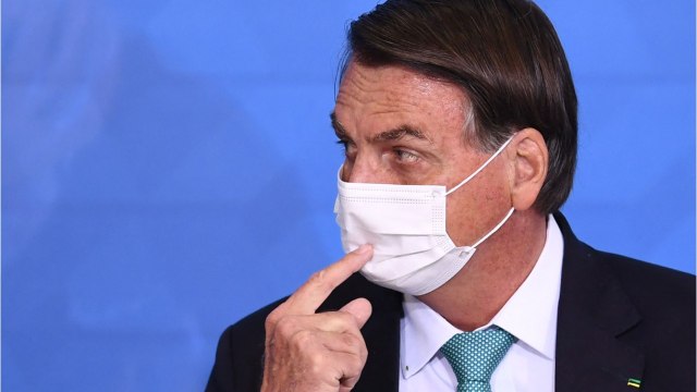 GALA VIDEO - Vous êtes des salauds ! : Jair Bolsonaro, qui avait insulté Brigitte Macron, dérape encore