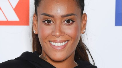 GALA VIDÉO - Amel Bent : pause tendresse avec ses filles Sofia et Hana