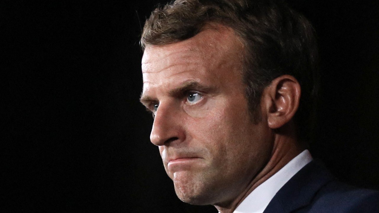 GALA VIDÉO - Un peu avant 20 heures ce lundi 12 juillet au soir, Emmanuel Macron s’adressait aux Français. Au programme de son allocution : la situation sanitaire, mais aussi la réforme des retraites.