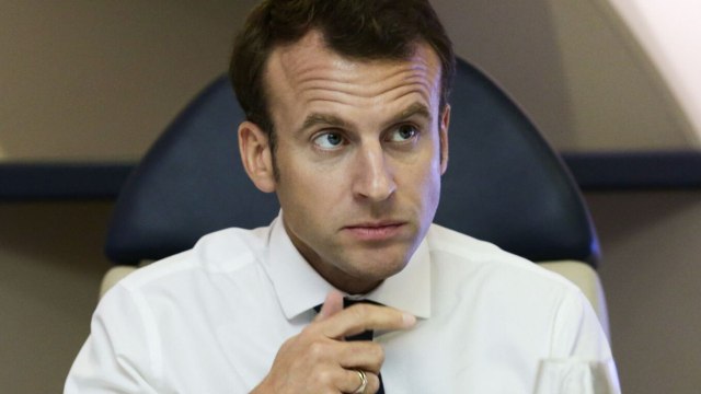 GALA VIDÉO - Emmanuel Macron : cette grande première à bord de l'avion présidentiel.