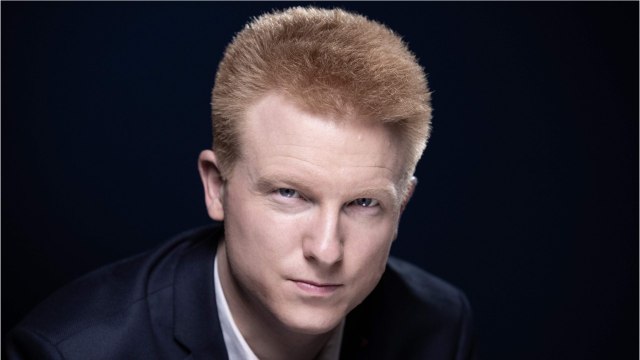 «GALA VIDEO - Vous ne voulez pas regarder : tension entre Bruce Toussaint et Adrien Quatennens après l'affaire Mélenchon