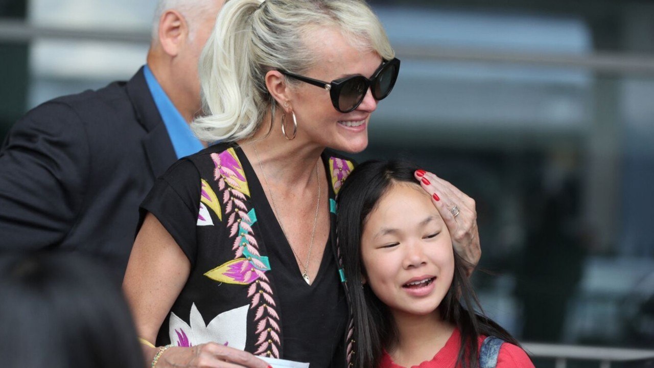 GALA VIDEO – PHOTO – Joy Hallyday a 13 ans : Laeticia met les petits plats dans les grands.