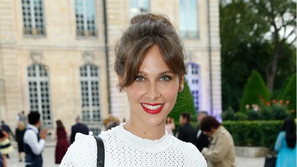 GALA VIDEO - PHOTO – Ophélie Meunier enceinte : sa jolie pose dans un décor de princesse