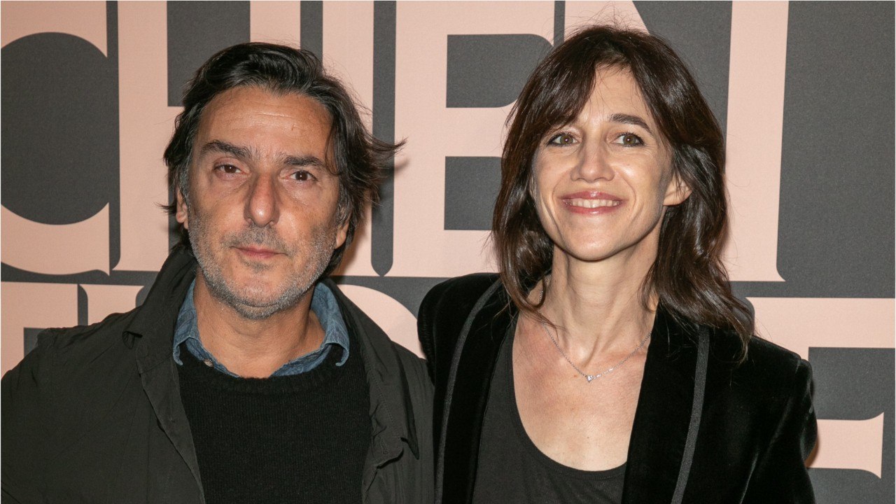 GALA VIDEO - PHOTO – Charlotte Gainsbourg partage un tendre moment de complicité entre Yvan Attal et leur fille.