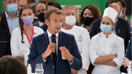 GALA VIDÉO - Emmanuel Macron malmené : on lui jette un oeuf à la figure !