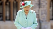 GALA VIDÉO - PHOTO – Elizabeth II en maillot de bain à 14 ans : des images inédites dont elle est fière