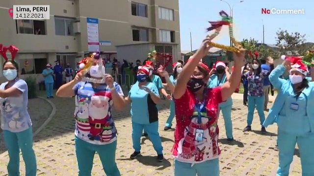 شاهد: سانتا كلوز يزور الأطفال المصابين بكوفيد-19 في مستشفى بالبيرو