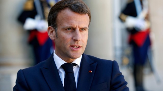 GALA VIDEO - « Macron veut me laisser des traces de rouge à lèvres sur mon col : un politicien se lâche.