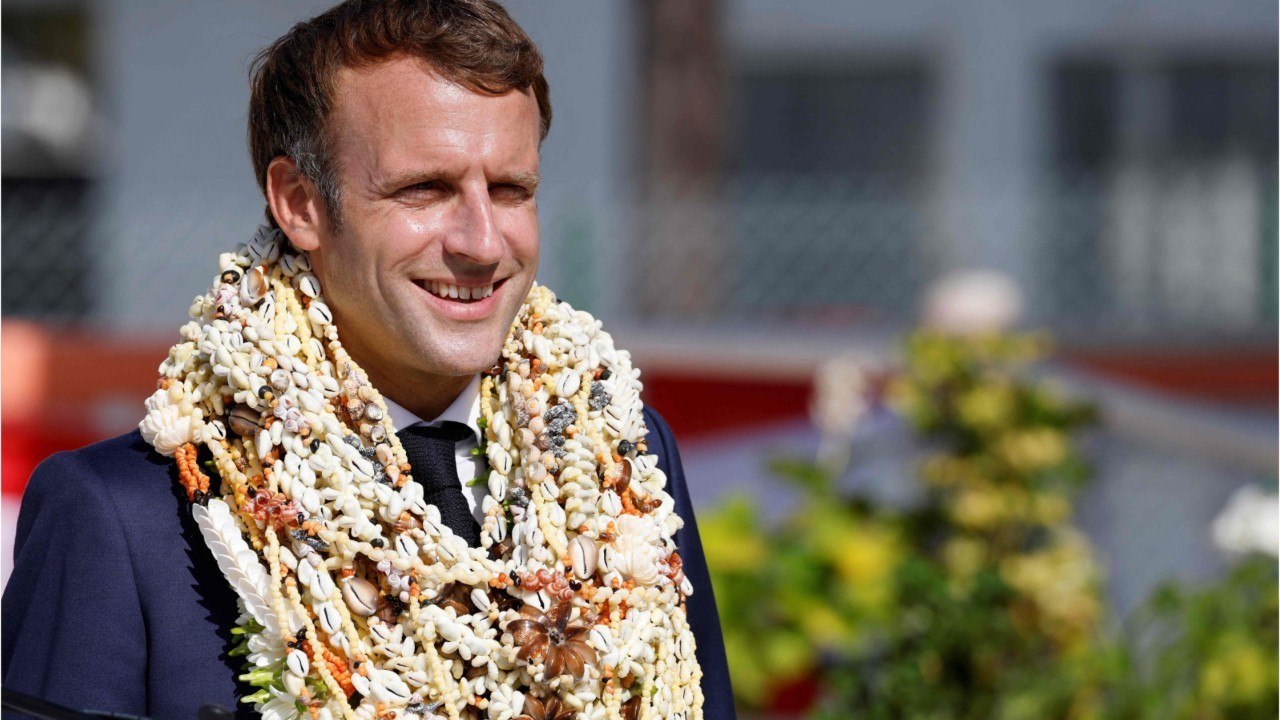 GALA VIDEO - « Y’a plein de filles " : Emmanuel Macron gêné par une blague osée sur Brigitte