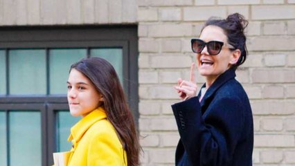 GALA VIDEO - Katie Holmes : sa fille Suri Cruise, une ado sans son célèbre père…
