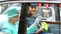 GALA VIDÉO - Pourquoi Kate Middleton a surpris Elizabeth II le jour de son mariage