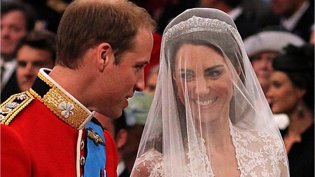 GALA VIDEO - PHOTO – Kate Middleton et William complices pour fêter leurs 10 ans de mariage
