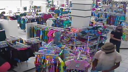 Vídeo: Homem furta celular em loja na Avenida Brasil