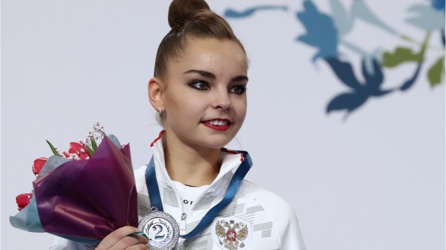 GALA VIDÉO - Vladimir Poutine : sa maîtresse Alina Kabaeva réapparaît avec une mystérieuse bague...