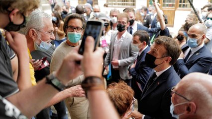 GALA VIDEO - « T’en as plus pour longtemps ! " : Emmanuel Macron violemment pris à partie