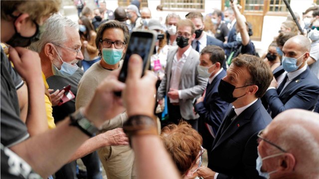 GALA VIDEO - « T’en as plus pour longtemps ! : Emmanuel Macron violemment pris à partie