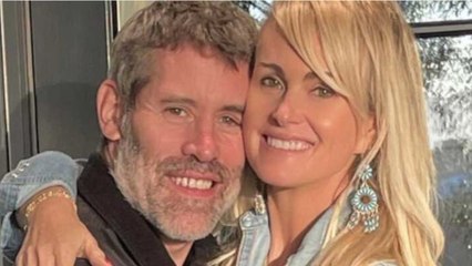 GALA VIDEO - PHOTO – Jalil Lespert, torse nu, embrasse Laeticia Hallyday : ce cliché passionnel.