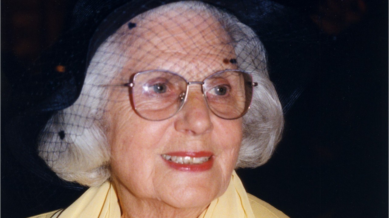 GALA VIDÉO - Catherine Deneuve : qui est sa mère Renée Simonot ?