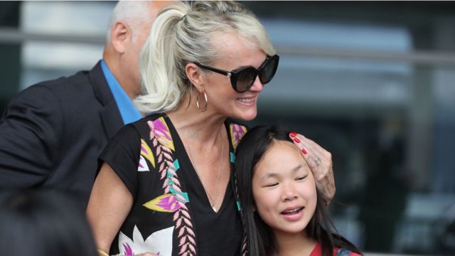 GALA VIDEO – Joy Hallyday : loin de Jade, mais près de Laeticia, elle profite du soleil des Caraïbes