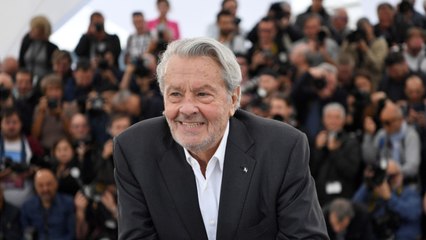 GALA VIDEO - « Je n'en ai rien à foutre " : Alain Delon ne veut pas céder à une mode