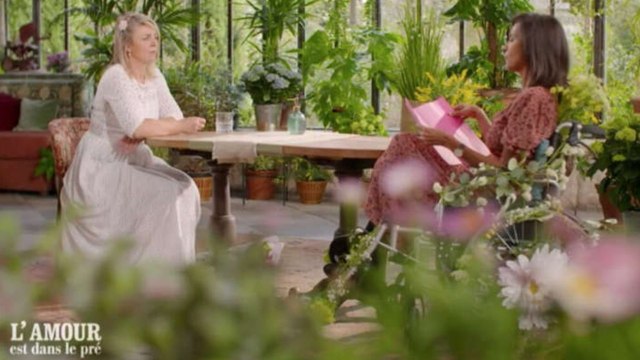 GALA VIDEO - L’amour est dans le pré 2021 : Karine Le Marchand tape sur les doigts de Nathalie en plein speed-dating