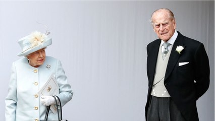 GALA VIDÉO - PHOTO - Qui sont les enfants autour du prince Philip et Elizabeth II sur un cliché craquant ?