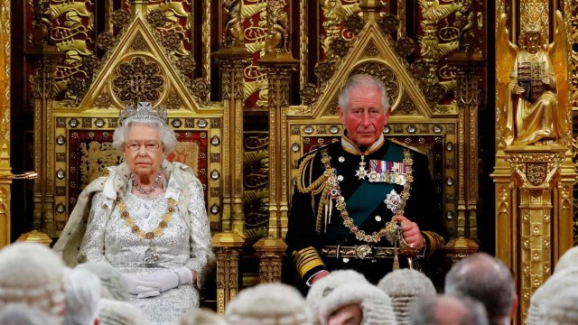 GALA VIDEO - Meghan Markle et Harry ravageurs : Pas sûr à 100% que Charles monte sur le trône