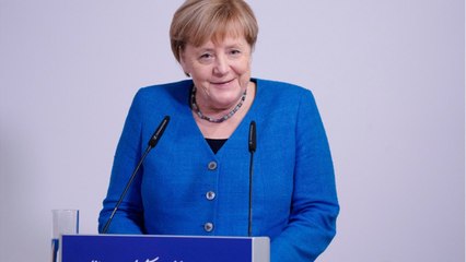 GALA VIDEO - Angela Merkel adepte du recyclage vestimentaire : sa réponse cash à un journaliste