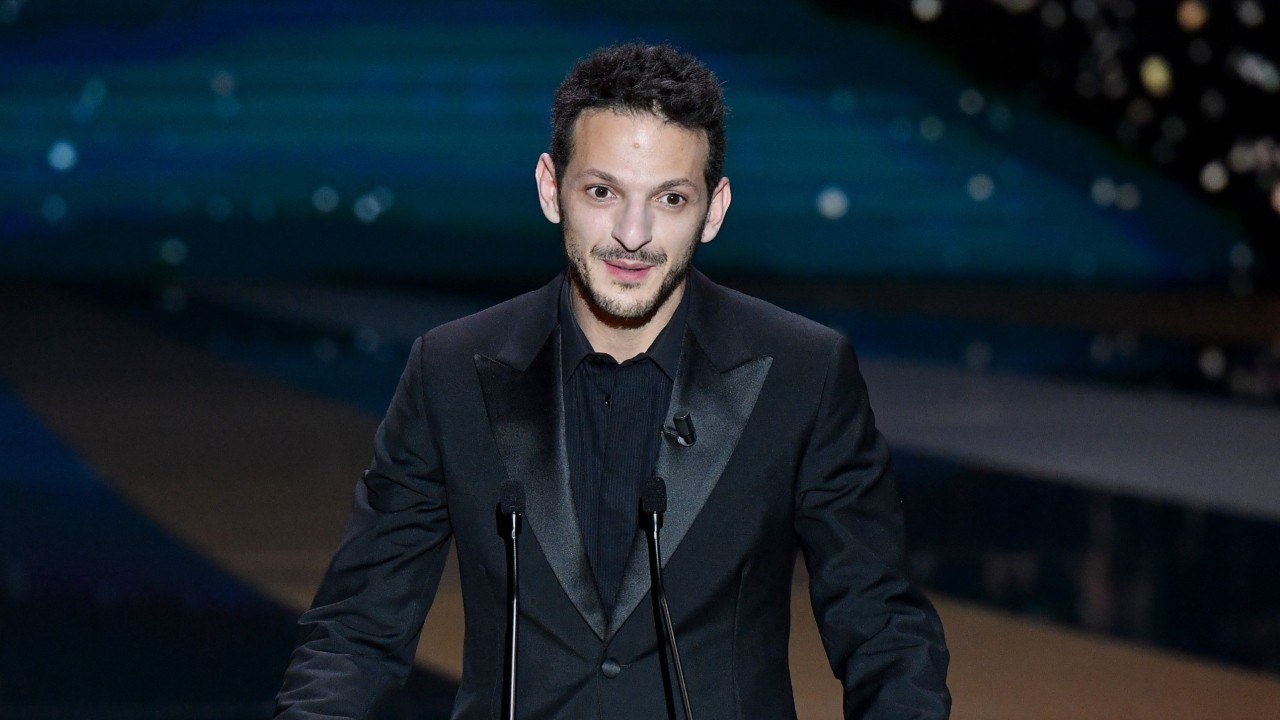 GALA VIDEO - Catherine Deneuve, Emmanuelle Béart et Catherine Frot « n'ont pas la grosse tête " : cet acteur dithyrambique avec ses partenaires