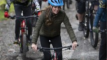 GALA VIDÉO - PHOTOS - Vélo et escalade : Kate Middleton plus sportive que jamais pour une visite officielle