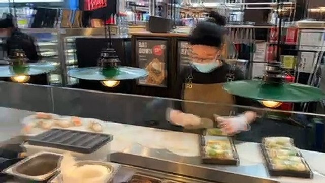 Mask will remain mandatory for Victorians shoppers over the Christmas period due to concern over the spread of the omicron variant.