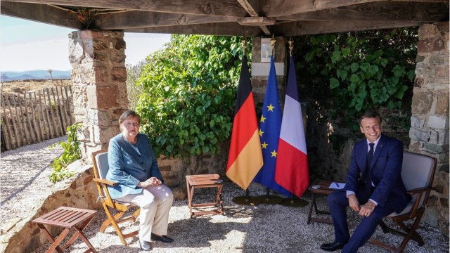 GALA VIDÉO - « On a vu de belles photos de vous : Emmanuel Macron moqué par Angela Merkel pour avoir fait du jet-ski.
