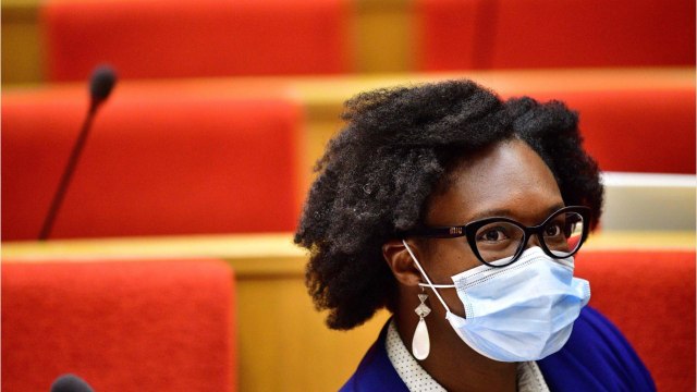GALA VIDEO - Emmanuel Macron : Sibeth Ndiaye et son piercing à la langue l'ont bien fait rire !