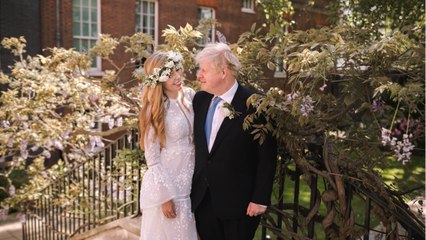 GALA VIDEO - Carrie Symonds : tous les détails de sa robe de mariée