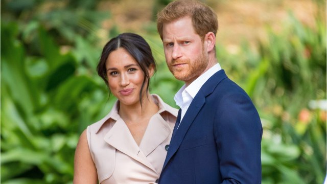 GALA VIDEO - Meghan et Harry : pourquoi ils ne mangent jamais la même chose lorsqu’ils prennent l’avion ensemble