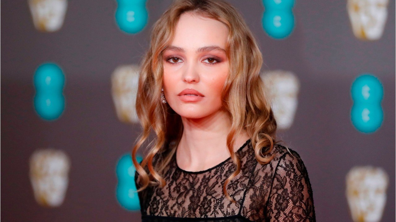 GALA VIDÉO - Lily-Rose Depp glamour et sans complexe pour son anniversaire
