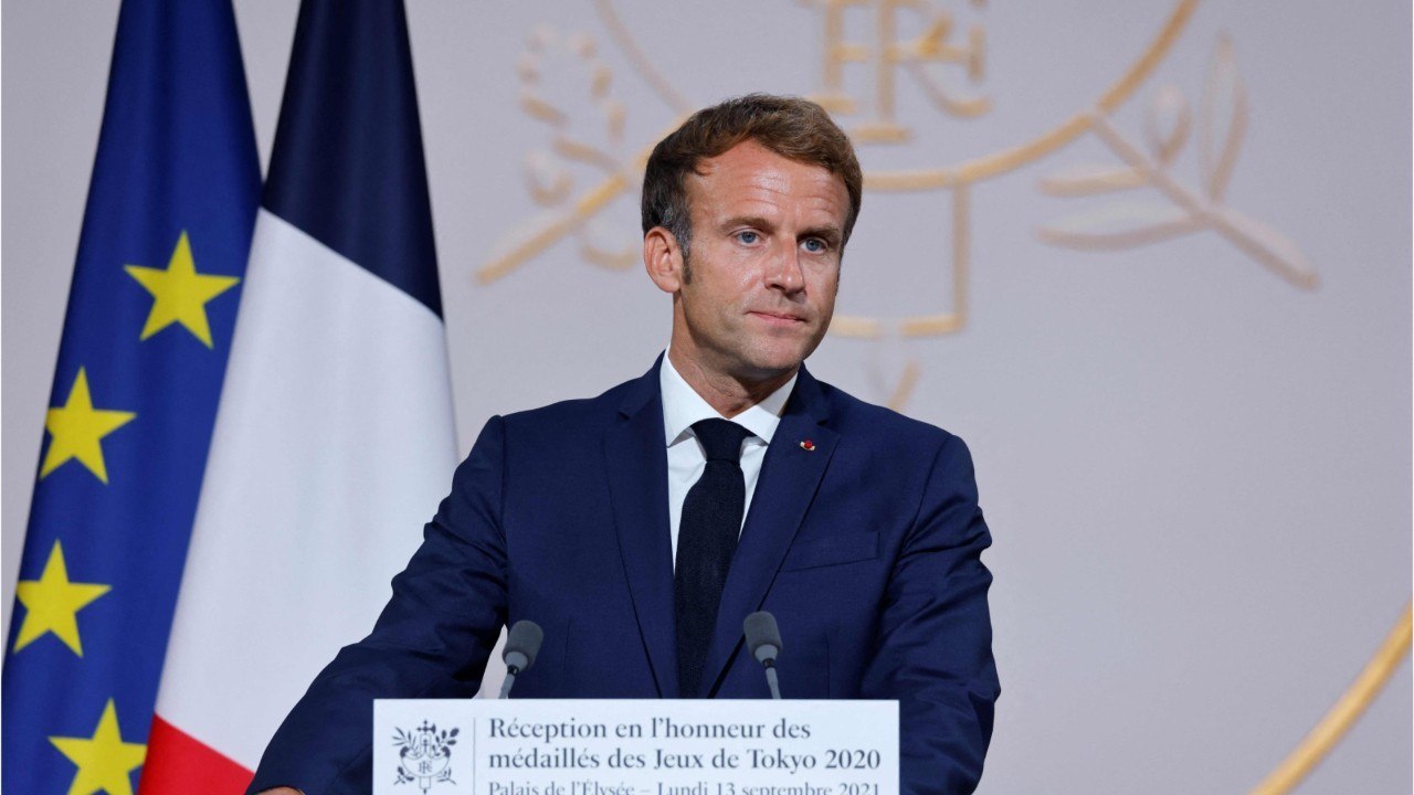 GALA VIDEO - Emmanuel Macron malade du Covid-19 : les ministres privés de leur téléphone pour éviter les fuites !
