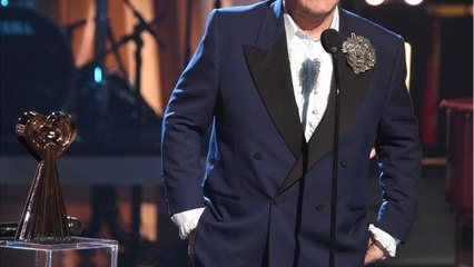 GALA VIDEO - Elton John au plus mal : il publie un message inquiétant
