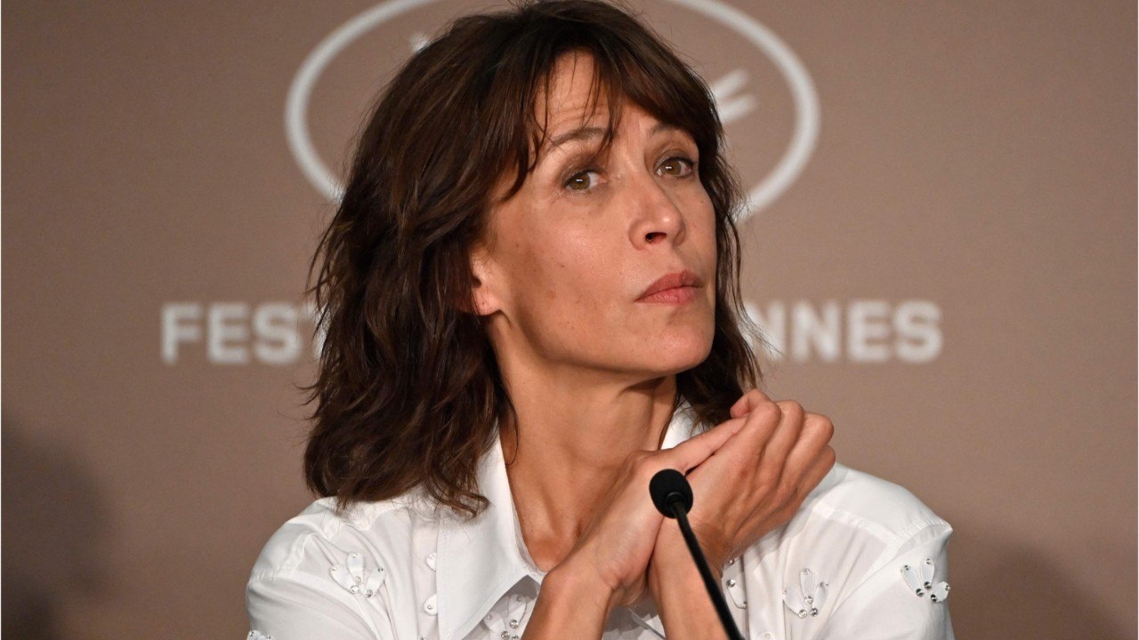 GALA VIDÉO - Sophie Marceau amusée : le lapsus coquin de Yann Barthès ne passe pas inaperçu !