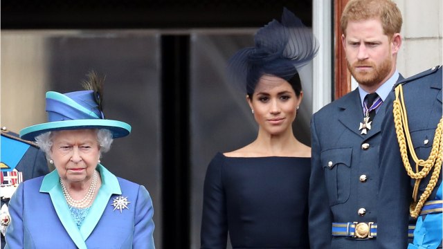 GALA VIDEO - « Pas de place pour Harry et Meghan Markle : ce geste de la reine qui a glacé