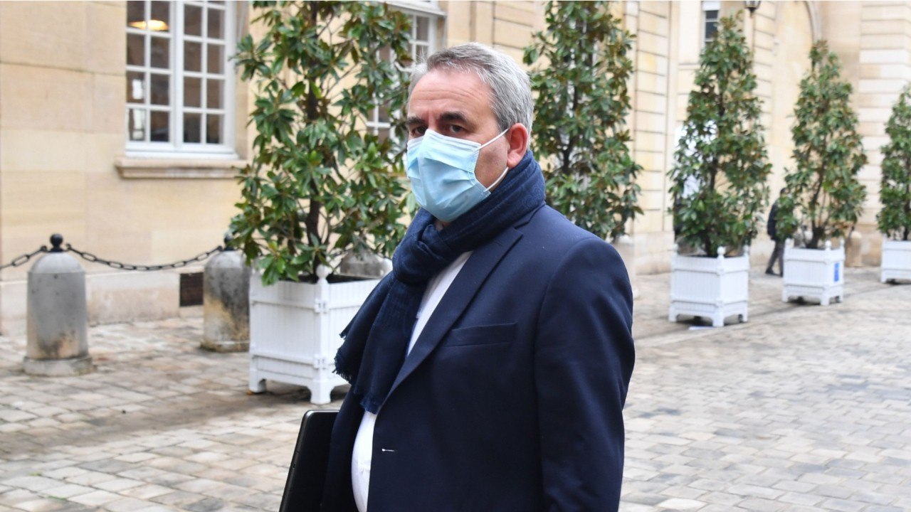 GALA VIDEO - « Faut qu'il prenne ses gouttes " : Xavier Bertrand a les oreilles qui sifflent