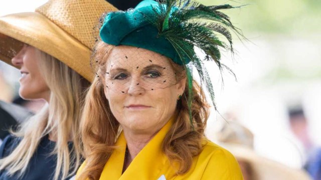 GALA VIDEO - Sarah Ferguson aux petits soins pour Elizabeth II, malgré un camouflet