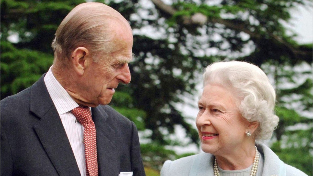 GALA VIDEO - Elizabeth II, reine martyre : sa d...