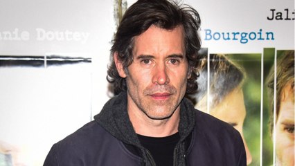 GALA VIDEO - Jalil Lespert heureux au volant de la voiture de Johnny Hallyday ?