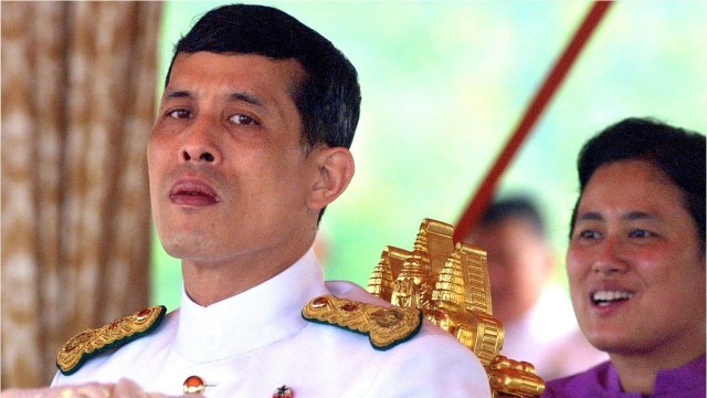 GALA VIDEO - Roi de Thaïlande : sa soeur Sirindhorn réapparaît lourdement handicapée